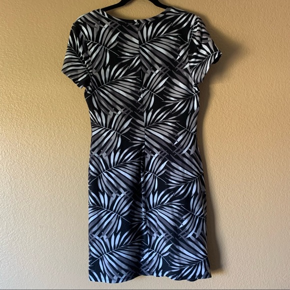 Old Navy Black & Gray Tropical Palm V-Neck T-Shirt Dress - Medium - Picture 3 of 8